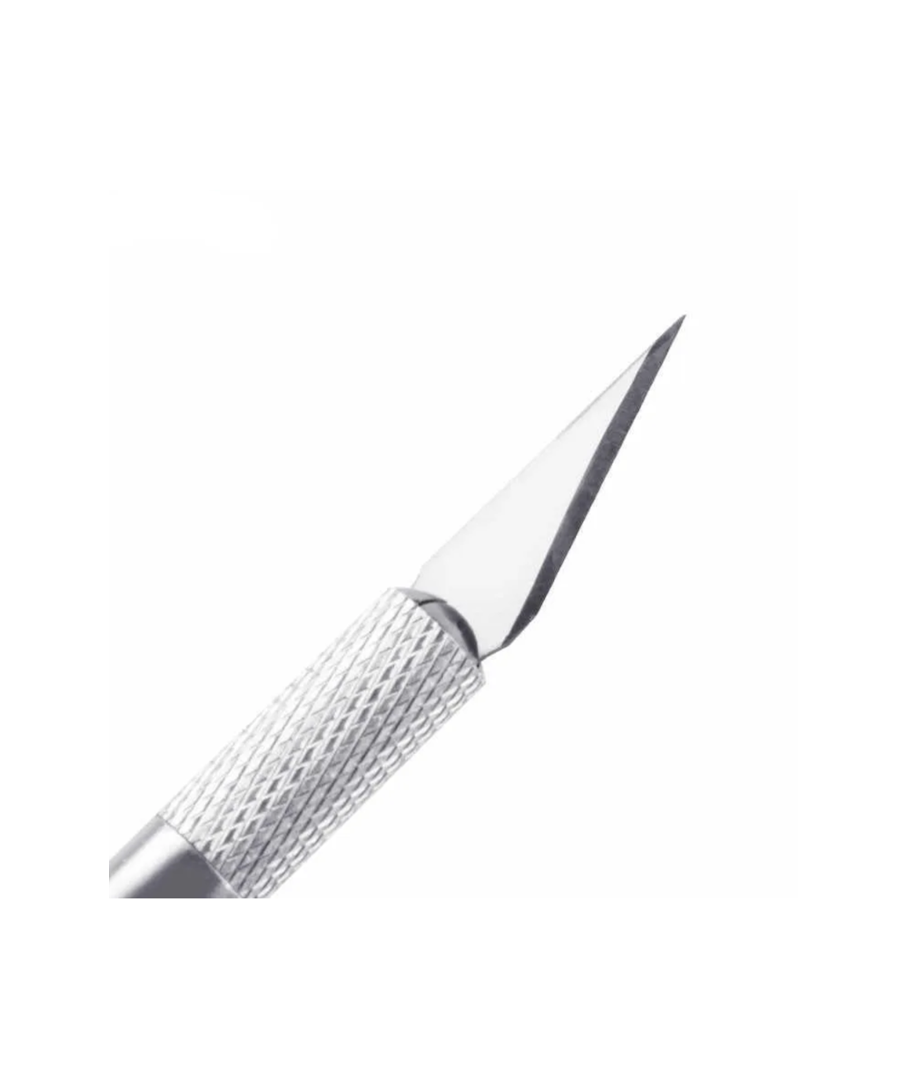 Cuchilla con mango de metal con hojas